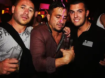 СКАНДАЛНО! Коцето и Надя в ТРОЙКА (+ Може ли певецът да е по-пиян - МНОГО СНИМКИ)