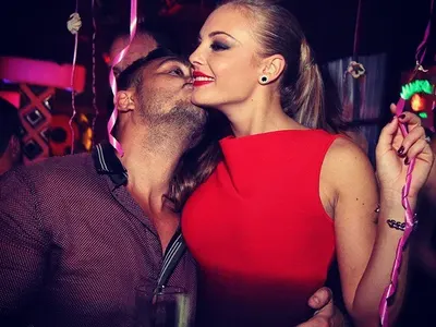 СКАНДАЛНО! Коцето и Надя в ТРОЙКА (+ Може ли певецът да е по-пиян - МНОГО СНИМКИ)