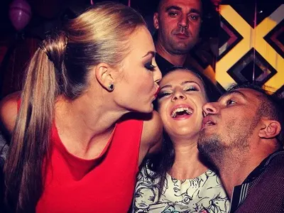 СКАНДАЛНО! Коцето и Надя в ТРОЙКА (+ Може ли певецът да е по-пиян - МНОГО СНИМКИ)