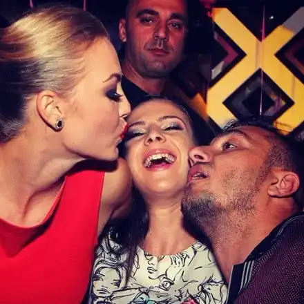 СКАНДАЛНО! Коцето и Надя в ТРОЙКА (+ Може ли певецът да е по-пиян - МНОГО СНИМКИ)