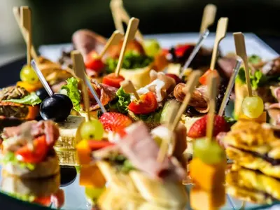 Колко богато е семейството на Зорница Линдарева? (Снимки от втората сватба на сестра й)