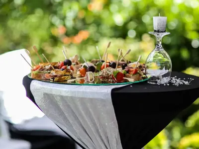 Колко богато е семейството на Зорница Линдарева? (Снимки от втората сватба на сестра й)