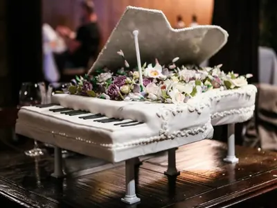 Колко богато е семейството на Зорница Линдарева? (Снимки от втората сватба на сестра й)