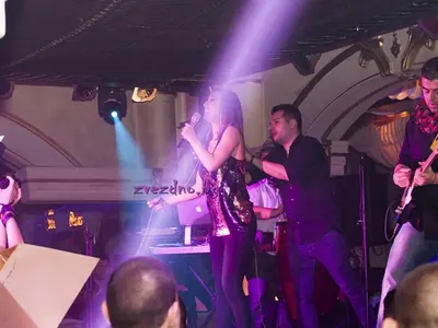 Мария Илиева на живо нищо общо с визията в X Factor: С коремче и любовни дръжки, без прическа (СНИМКИ)