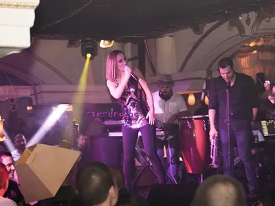 Мария Илиева на живо нищо общо с визията в X Factor: С коремче и любовни дръжки, без прическа (СНИМКИ)