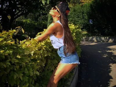 Алисия и Николета се надпреварват да се хвалят коя къде живее! (Снимки от Рая + Коя печели)