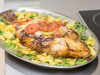 Атрактивно! Николета изпече шаран на Валери само по престилка  (Снимки от имения ден)