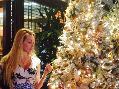 Коледен лукс! Антония Петрова с две елхи, Николета с оригинални фото играчки (Вижте украсите на звездите - СНИМКИ)