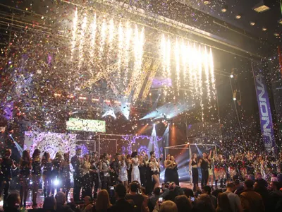 Планета концертът – УЖАСЪТ на годината! Роми пият и пушат в Зала 1! Пайнерките за резил с плейбек и гафове (СНИМКИ)