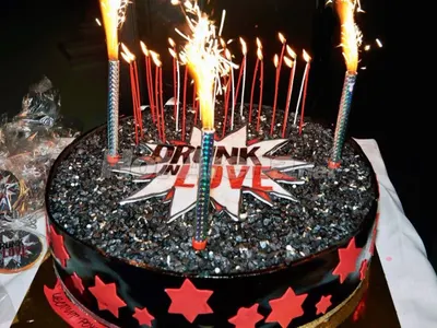 Пияна от любов! Лозанова с УНИКАЛНО стилен рожден ден! (Вижте луксозната торта + тоалетите на Николета и Валери)