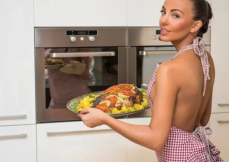 Атрактивно! Николета изпече шаран на Валери само по престилка  (Снимки от имения ден)