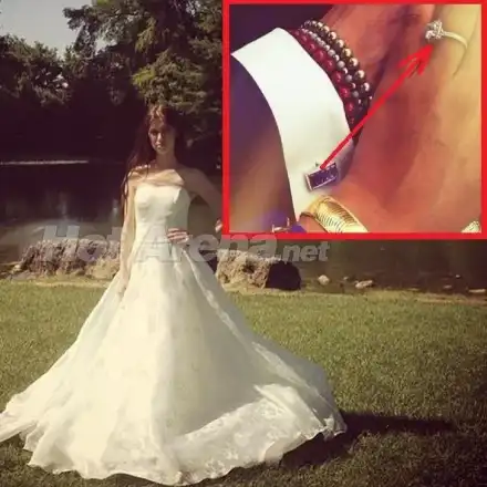 Куини Алис става БУЛКА! Благо й предложи брак, родителите й не са съгласни (Снимки в бяла рокля + годежния пръстен)