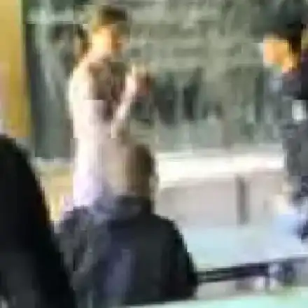 Накъде отива светът?! Ученици биха учителка в час (Кадри)