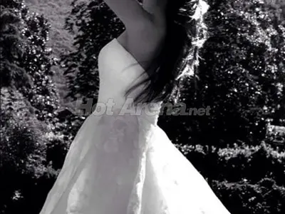 Куини Алис става БУЛКА! Благо й предложи брак, родителите й не са съгласни (Снимки в бяла рокля + годежния пръстен)