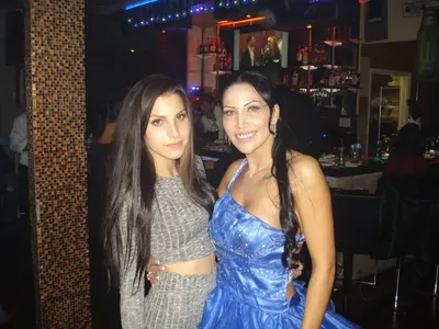 Чаровната щерка на Мая и Магапаса хвана микрофона! Снимки колко е пораснала (+ Вижте младото гадже на майка й)