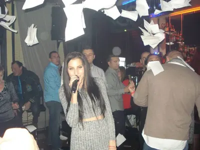 Чаровната щерка на Мая и Магапаса хвана микрофона! Снимки колко е пораснала (+ Вижте младото гадже на майка й)