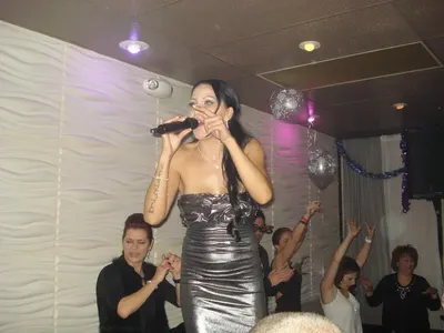 Чаровната щерка на Мая и Магапаса хвана микрофона! Снимки колко е пораснала (+ Вижте младото гадже на майка й)