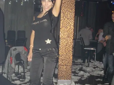 Чаровната щерка на Мая и Магапаса хвана микрофона! Снимки колко е пораснала (+ Вижте младото гадже на майка й)