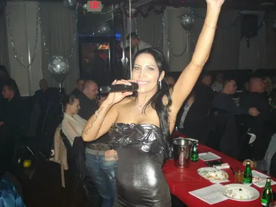 Чаровната щерка на Мая и Магапаса хвана микрофона! Снимки колко е пораснала (+ Вижте младото гадже на майка й)