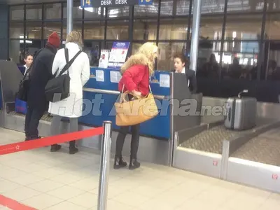 ЕКСКЛУЗИВНО само в HotArena! Бивше гадже на Ники Михайлов замина при него на любовен туризъм! (Папарашки снимки)