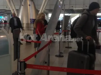 ЕКСКЛУЗИВНО само в HotArena! Бивше гадже на Ники Михайлов замина при него на любовен туризъм! (Папарашки снимки)