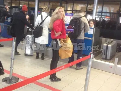 ЕКСКЛУЗИВНО само в HotArena! Бивше гадже на Ники Михайлов замина при него на любовен туризъм! (Папарашки снимки)