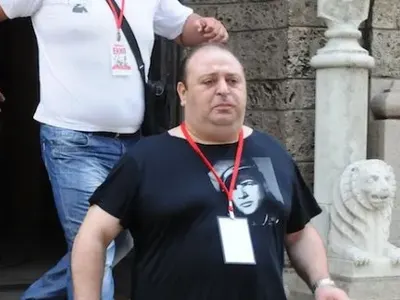 Любо Нейков тръгна с охрана, след като бе обявен за най-заможния бизнесмен (Страх го е от отвличане)