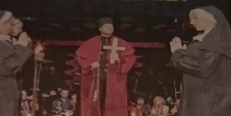 Разхищение! Родни чалга клубове се гаврят с църквата (Попове разнасят кръстове и ръсят със светена вода)