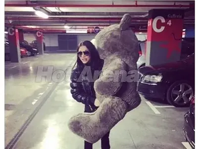 Става горещо на Свети Валентин! Николета заложи на бутиковото, Алисия фенка на пошляпването (Вижте любовните трепети на ВИП-овете)