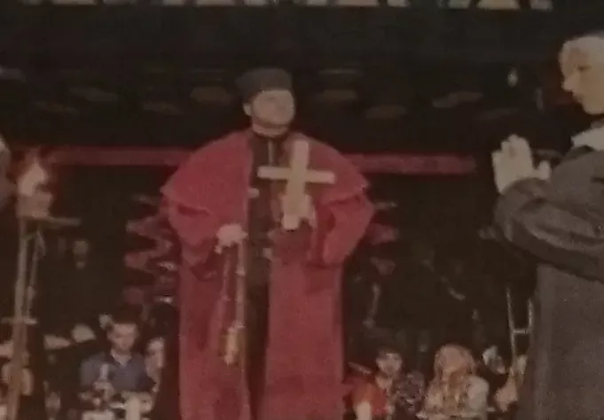Разхищение! Родни чалга клубове се гаврят с църквата (Попове разнасят кръстове и ръсят със светена вода)