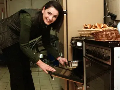 Ани Салич прибира 192 бона от заплати (Уговори дългосрочен договор за космическата сума)