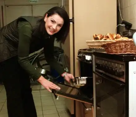 Ани Салич прибира 192 бона от заплати (Уговори дългосрочен договор за космическата сума)