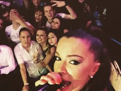 Селфи по български! Фолк певиците се вманиачиха да се снимат! (+Фотоси УЖ без грим)