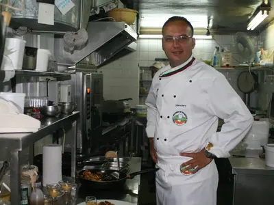 Шеф Манчев, виж си първо твоя ресторант, пък после поучавай! (В кръчмата му мирише на манджа, тоалетните смърдят, храната е мазна, дори се пуши)