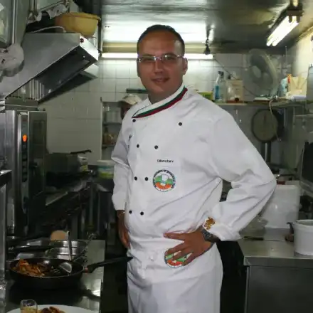 Шеф Манчев, виж си първо твоя ресторант, пък после поучавай! (В кръчмата му мирише на манджа, тоалетните смърдят, храната е мазна, дори се пуши)