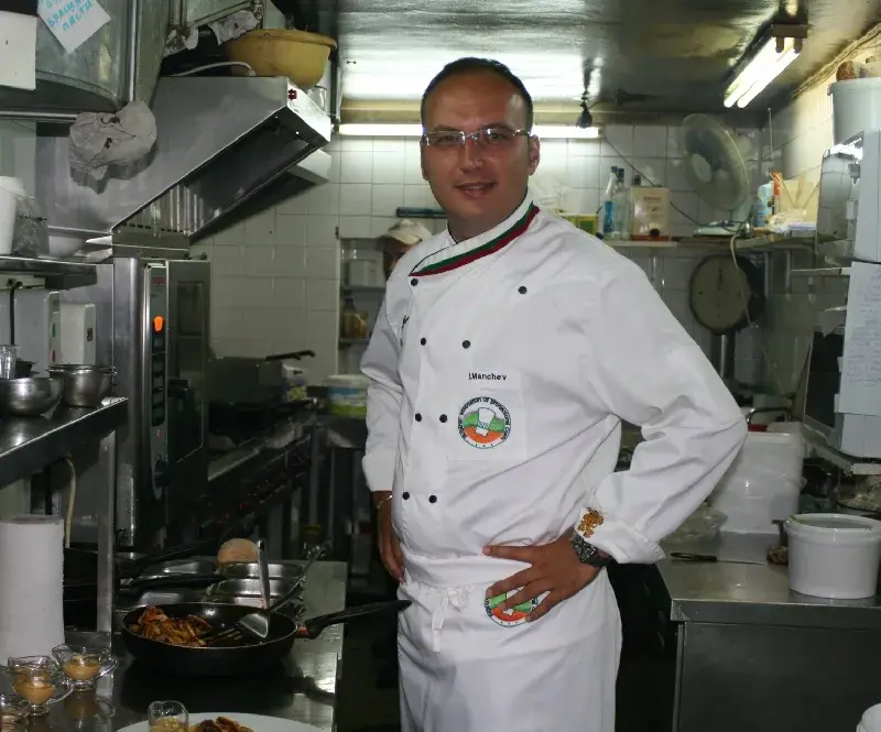 Шеф Манчев, виж си първо твоя ресторант, пък после поучавай! (В кръчмата му мирише на манджа, тоалетните смърдят, храната е мазна, дори се пуши)