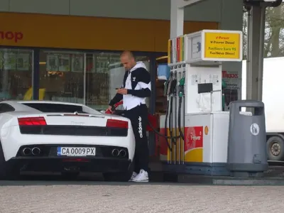 Върхът на тузарията! Благо не облича една дреха два пъти! (+ Вижте манията на футболистите по колите – СНИМКИ)