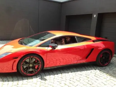 Върхът на тузарията! Благо не облича една дреха два пъти! (+ Вижте манията на футболистите по колите – СНИМКИ)