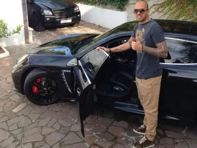 Върхът на тузарията! Благо не облича една дреха два пъти! (+ Вижте манията на футболистите по колите – СНИМКИ)