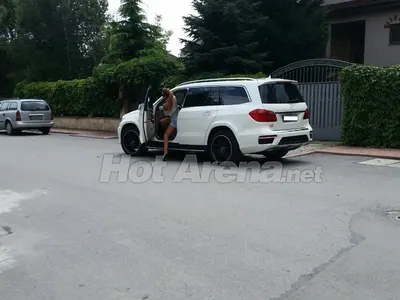 Върхът на тузарията! Благо не облича една дреха два пъти! (+ Вижте манията на футболистите по колите – СНИМКИ)