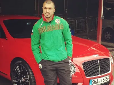 Върхът на тузарията! Благо не облича една дреха два пъти! (+ Вижте манията на футболистите по колите – СНИМКИ)