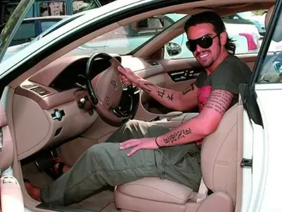 Върхът на тузарията! Благо не облича една дреха два пъти! (+ Вижте манията на футболистите по колите – СНИМКИ)