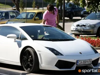 Върхът на тузарията! Благо не облича една дреха два пъти! (+ Вижте манията на футболистите по колите – СНИМКИ)