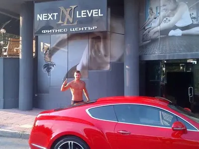 Върхът на тузарията! Благо не облича една дреха два пъти! (+ Вижте манията на футболистите по колите – СНИМКИ)