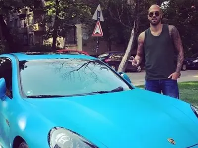 Върхът на тузарията! Благо не облича една дреха два пъти! (+ Вижте манията на футболистите по колите – СНИМКИ)