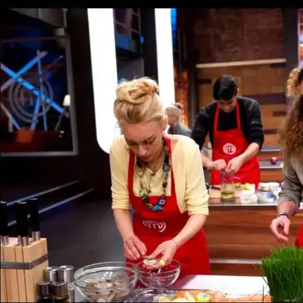 Готвачките Мариела и Елена във война (Родителите на богаташката от „Мастър шеф“ заплашват конкурентката й)