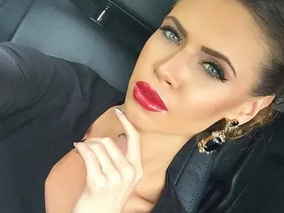 Куини-Алис блесна с визия на бала за няколко хилядарки! (Роклята й шита по поръчка, а чантата й – ултраскъпарска)