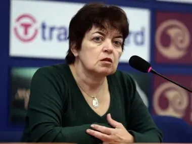 Професорка припадна в ефир! Шокиращ кадър в галерията!