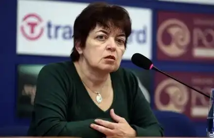 Професорка припадна в ефир! Шокиращ кадър в галерията!