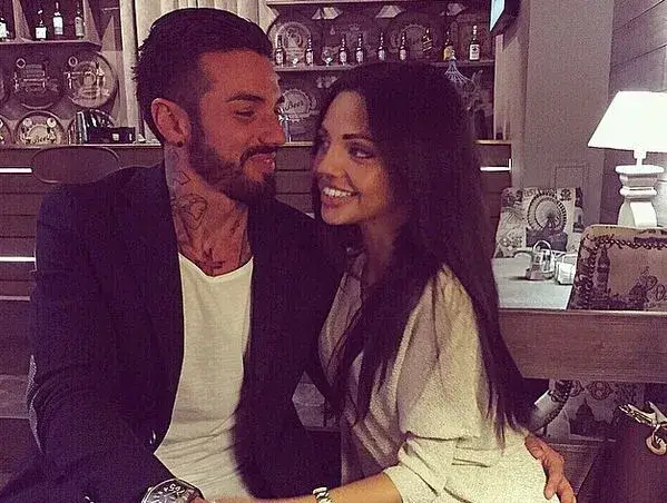 СВАТБАТА на Благо и Есмер – пир на силикона! Танцьорката се помпа до пръсване за празника (Подробности)